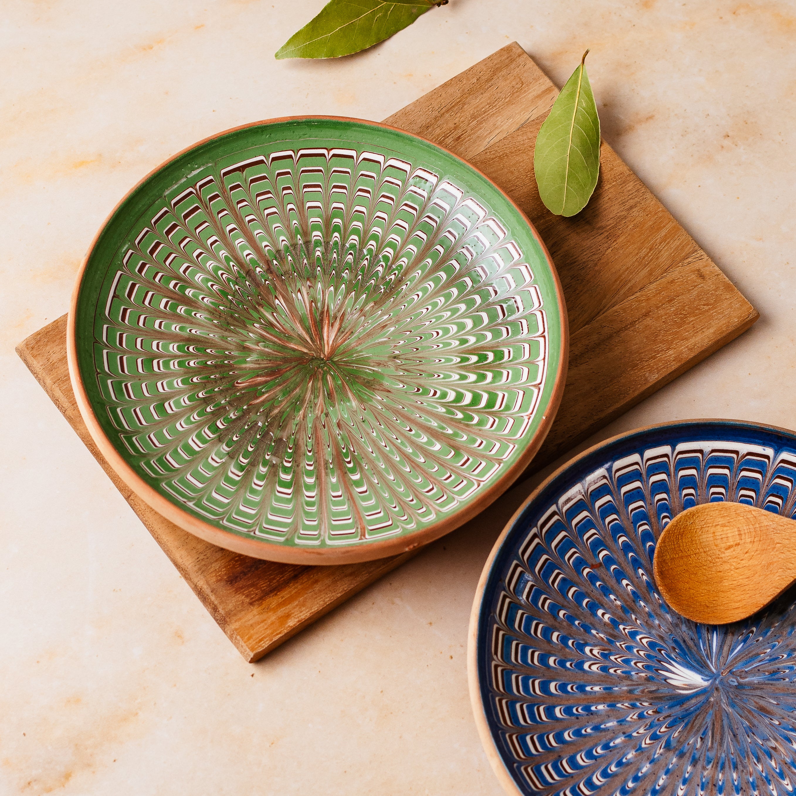duo assiettes vert et bleu en ceramique selon savoir-faire traditionnel reconnu patrimoine immateriel mondial par unesco