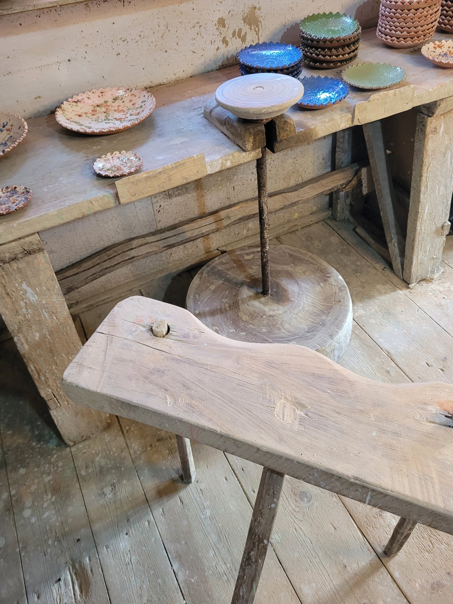 tour de potier et ceramiques artisanales dans l'atelier de petits artisans roumains