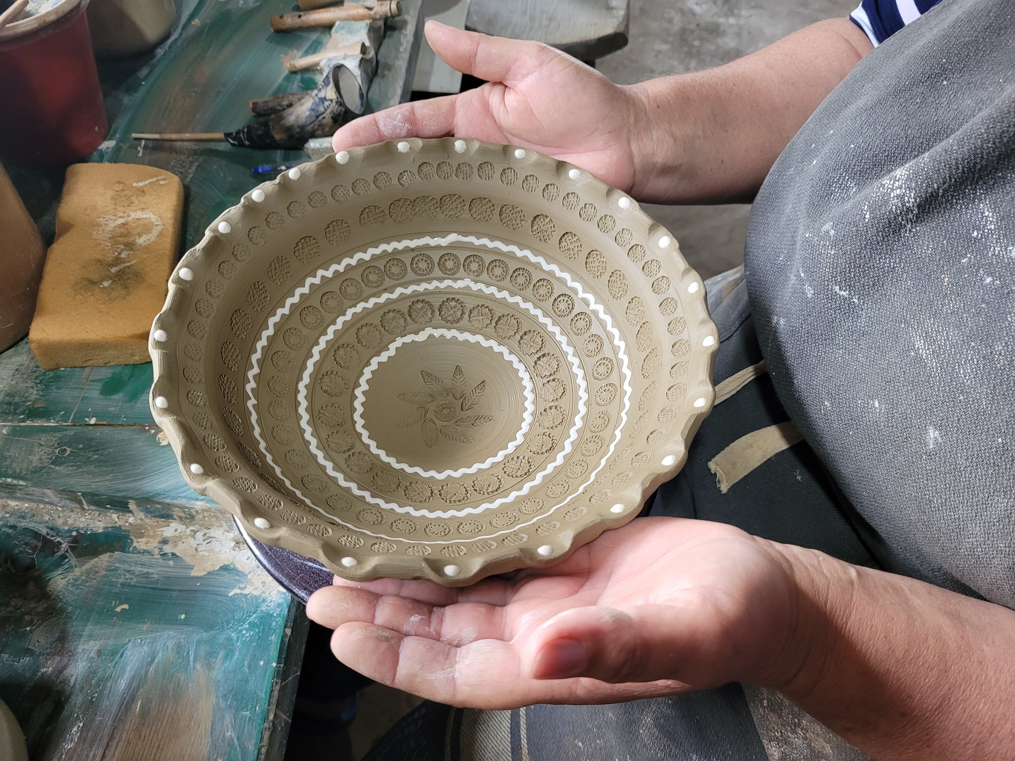 mains d'artisans qui realisent un saladier en ceramique dans une region de roumanie classee patrimoine mondial unesco