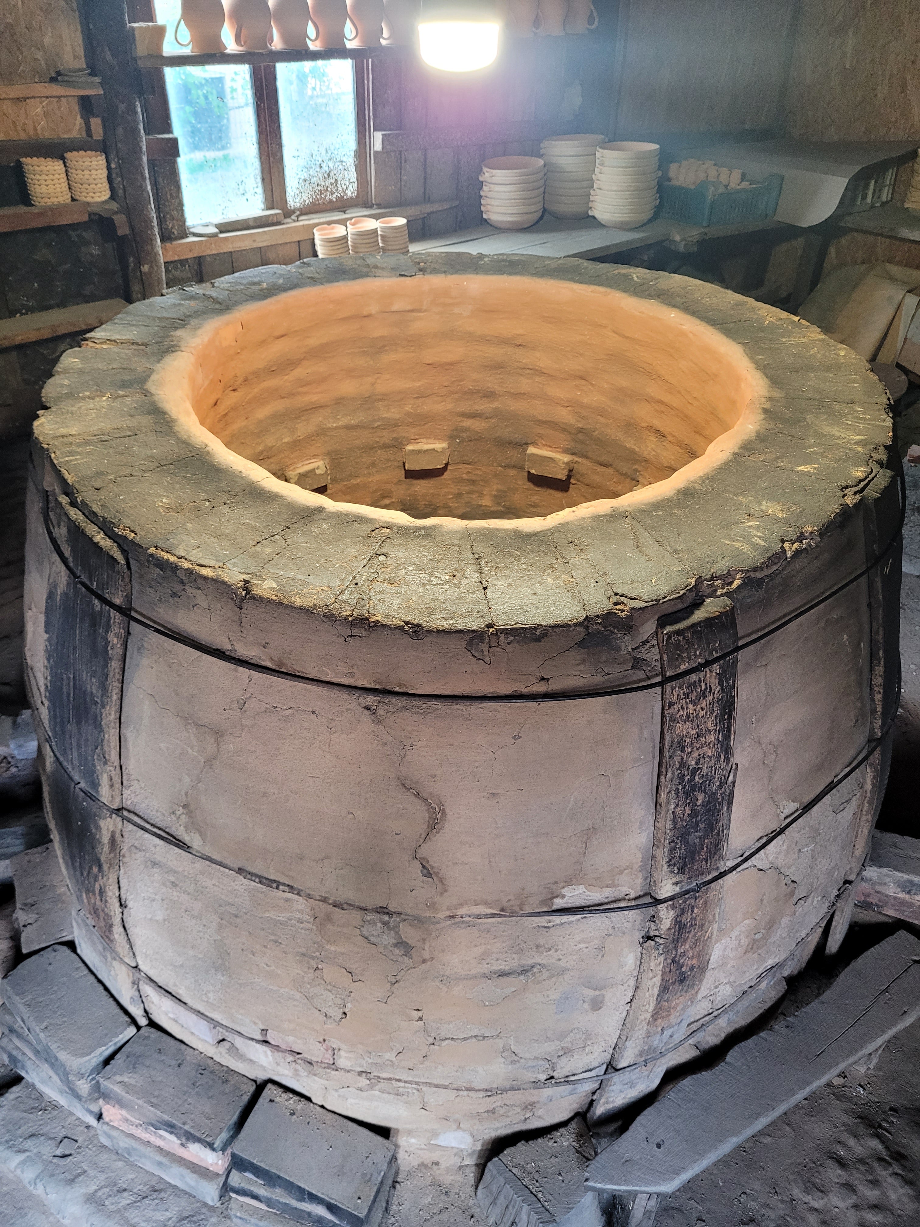 Four traditionnel a bois dans l'atelier de poterie d'un petit artisan a Horezu en Roumanie