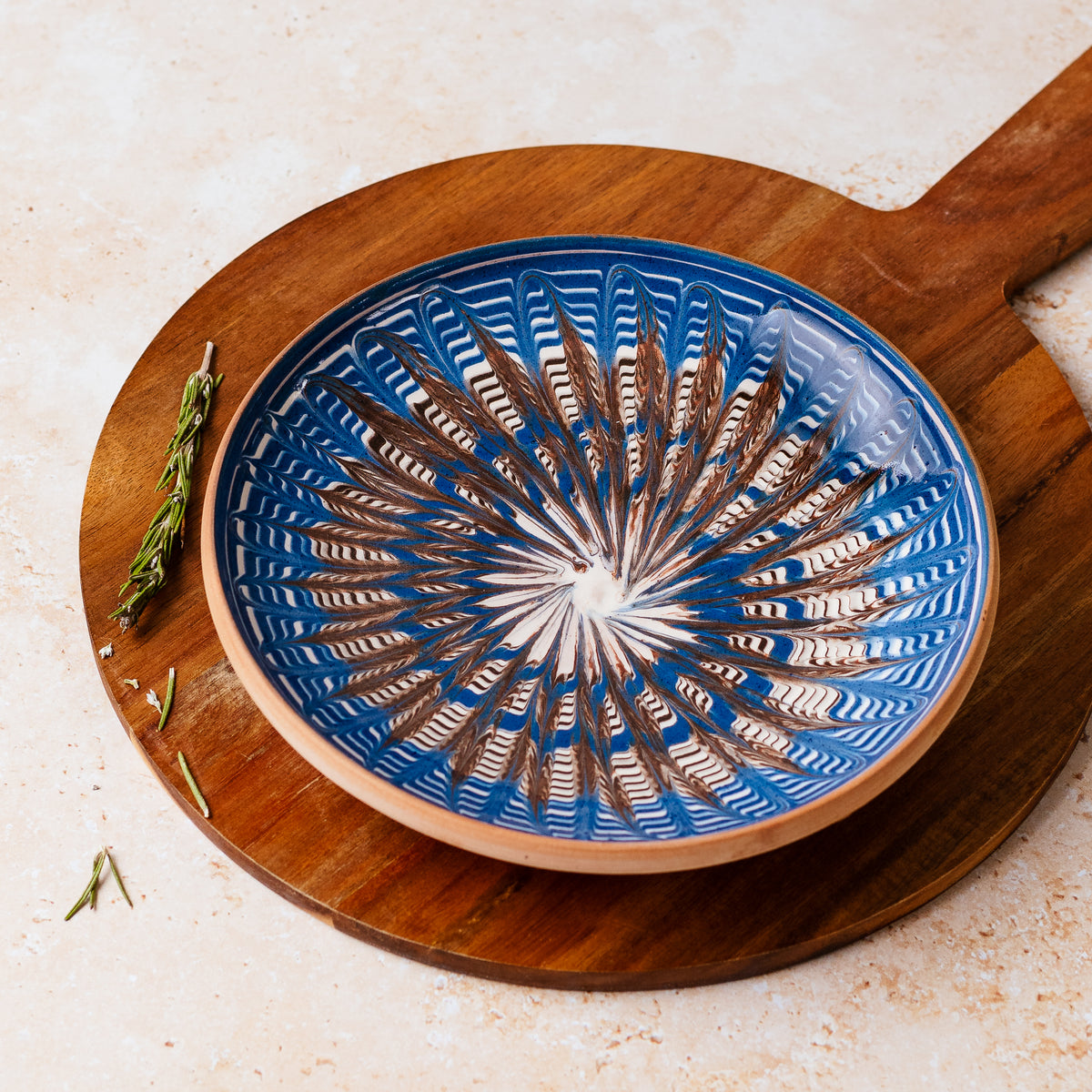 assiette plate en ceramique bleue avec motif traditionnel selon savoir-faire artisanal classe unesco