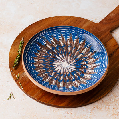 assiette plate en ceramique bleue avec motif traditionnel selon savoir-faire artisanal classe unesco